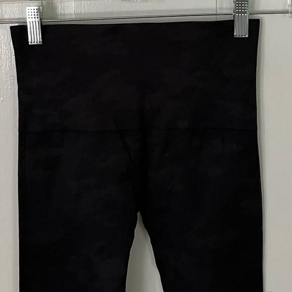 Spanx Look At Me Now Seamless Black Grey Camo Leggings Size Medium Athleisure - Picture 7 of 13